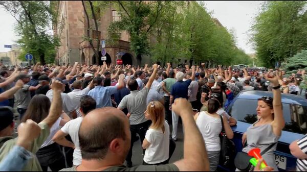 Оппозиция провела шествие и заблокировала здание правительства Армении - Sputnik Армения