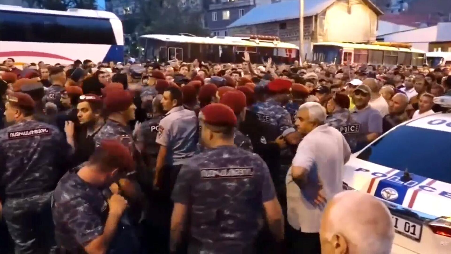 Стычка между активистами и полицией на улице Прошяна (3 июня 2022). Еревaн - Sputnik Армения, 1920, 04.06.2022