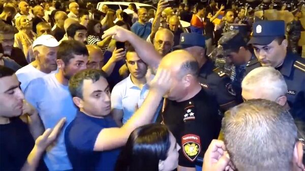 Ишхан Сагателян ведет переговоры с полицией на улице Прошяна (3 июня 2022). Еревaн - Sputnik Армения