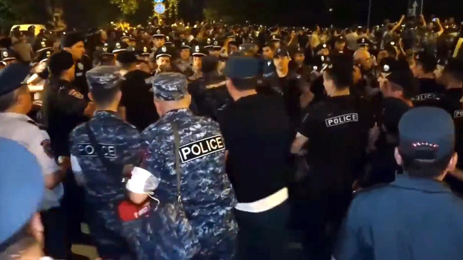 Полиция подвергают приводу активистов на улице Прошяна (3 июня 2022). Еревaн - Sputnik Армения, 1920, 03.06.2022