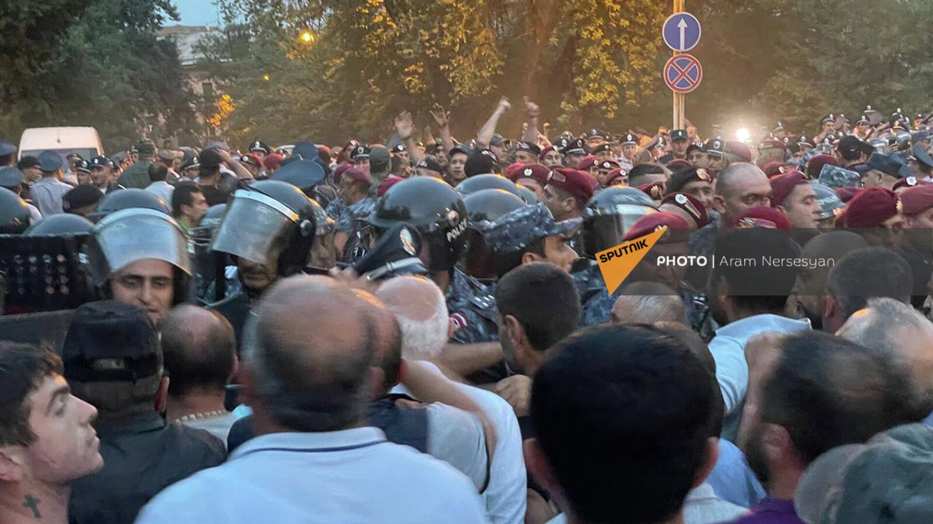 Ոստիկաններն ու ցուցարարները Պռոշյան-Դեմիրճյան փողոցների խաչմերուկում, հունիսի 3 - Sputnik Արմենիա, 1920, 08.06.2022