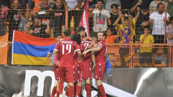 Футболисты сборной Армении празднуют забитый гол во время футбольного матча Лиги наций УЕФА между сборными Армении и Ирландии (4 июня 2022). Еревaн - Sputnik Армения