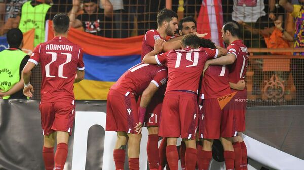 Футболисты сборной Армении празднуют забитый гол во время футбольного матча Лиги наций УЕФА между сборными Армении и Ирландии (4 июня 2022). Еревaн - Sputnik Армения