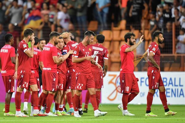 Футболисты сборной Армении после завершения матча - Sputnik Армения