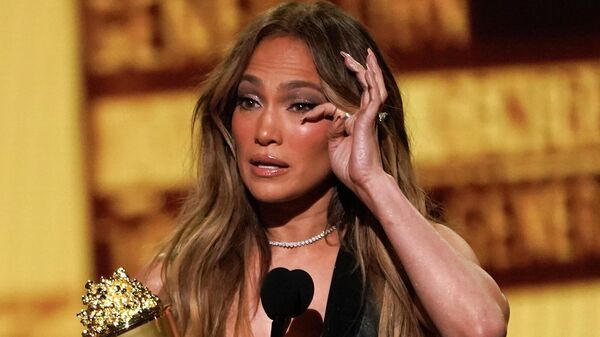 Дженнифер Лопес расплакалась, принимая награду поколения на церемонии вручения наград MTV Movie and TV Awards (5 июня 2022). Санта-Моника - Sputnik Армения