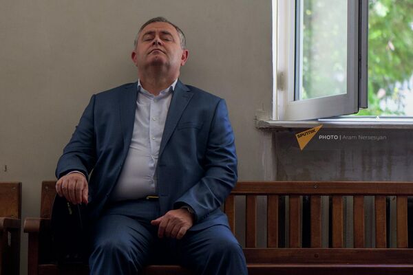 Экс-начальник ГШ ВС РА Артак Давтян перед началом судебного заседания по делу экс-министра обороны Армении (6 июня 2022). Еревaн - Sputnik Армения