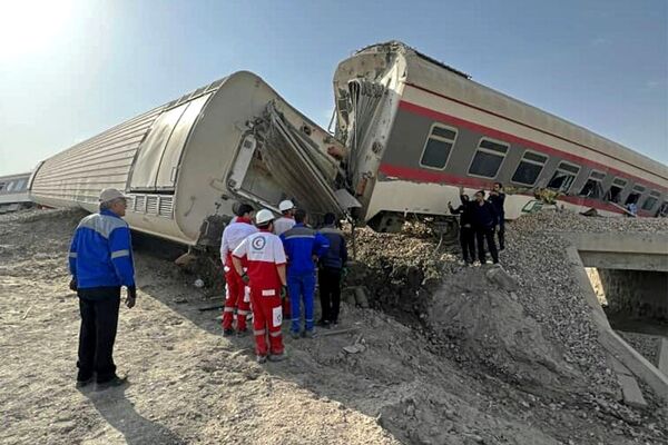 Спасатели на месте крушения поезда в центральной части Ирана - Sputnik Армения