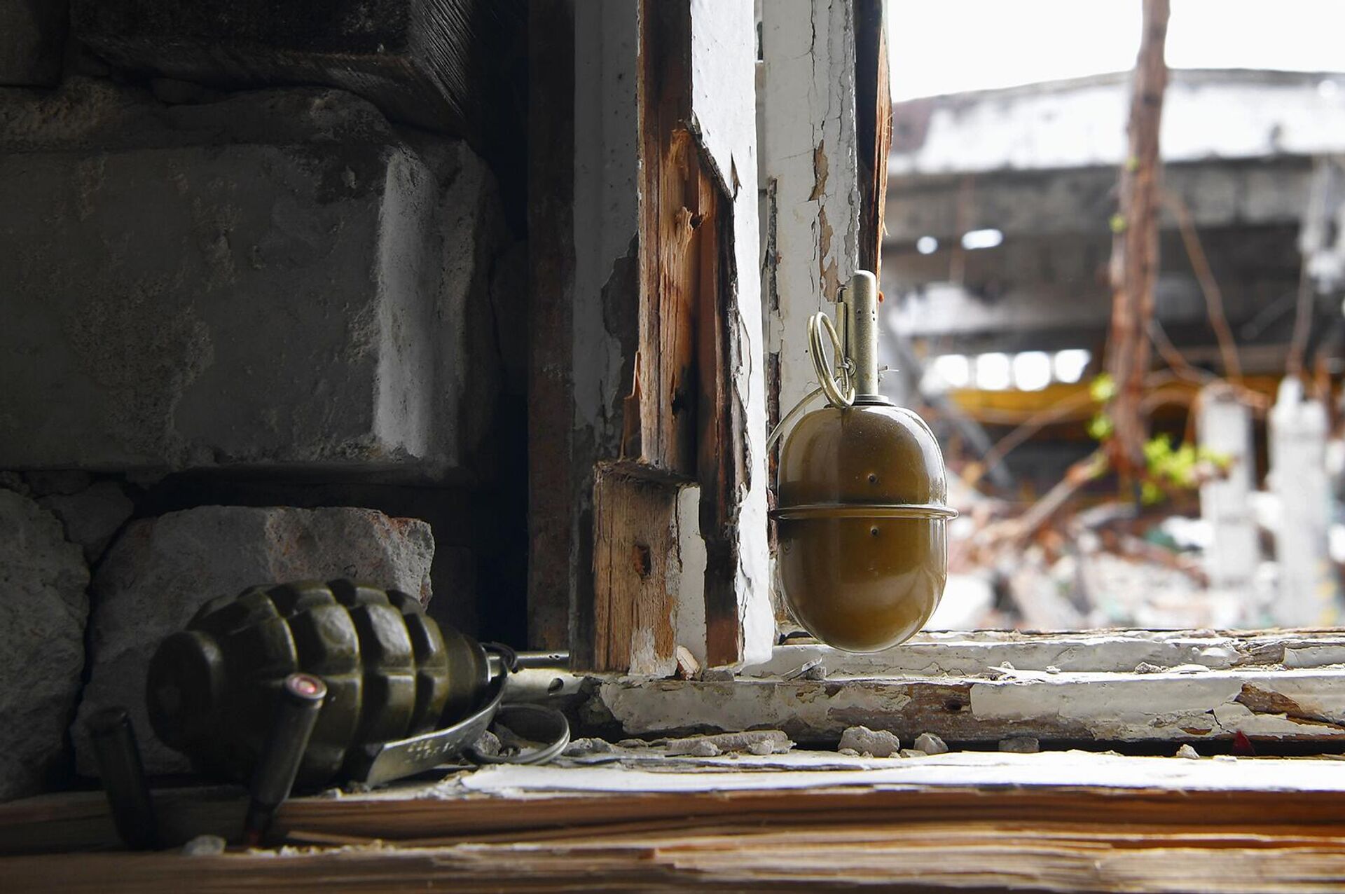 Гранаты на окне одного из разрушенных зданий на территории комбината Азовсталь в Мариуполе - Sputnik Армения, 1920, 08.06.2022