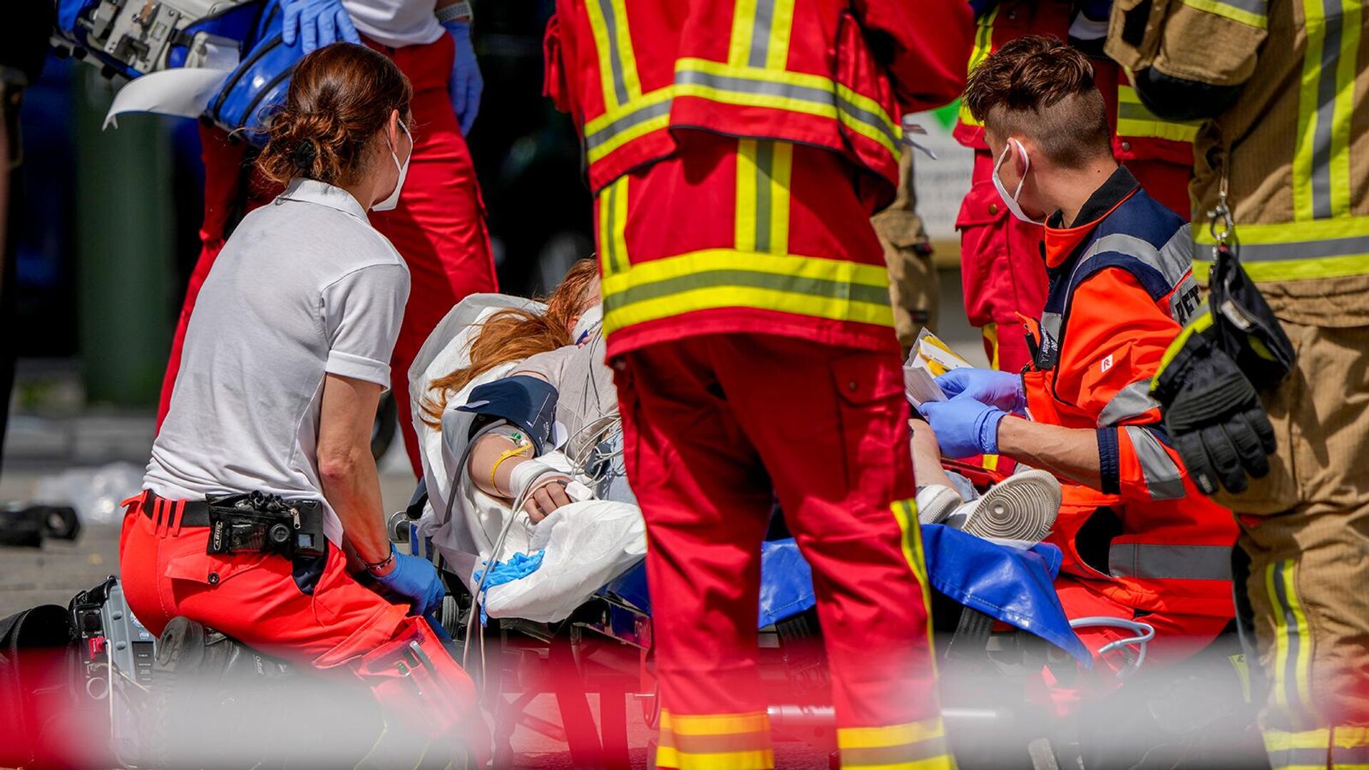 Спасатели помогают пострадавшему от автомобиля, врезавшегося в толпу людей (8 июня 2022). Берлин - Sputnik Армения, 1920, 12.10.2023