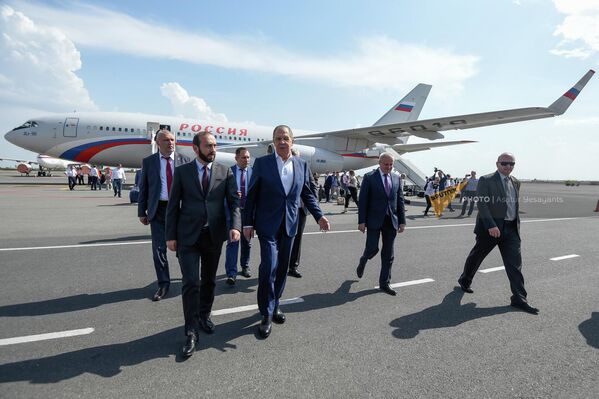 ՀՀ արտգործնախարար Արարատ Միրզոյանը «Զվարթնոցում» դիմավորել է ՌԴ արտգործնախարար Սերգեյ Լավրովին։ - Sputnik Արմենիա