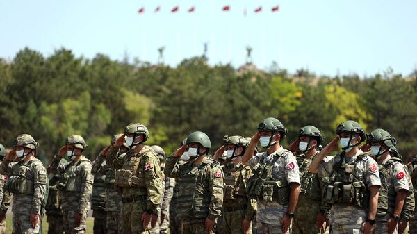 Турецкие солдаты, отдающие честь во время церемонии приветствия персонала турецких вооруженных сил, эвакуированного из столицы Афганистана Кабула (28 августа 2021). Анкара - Sputnik Армения