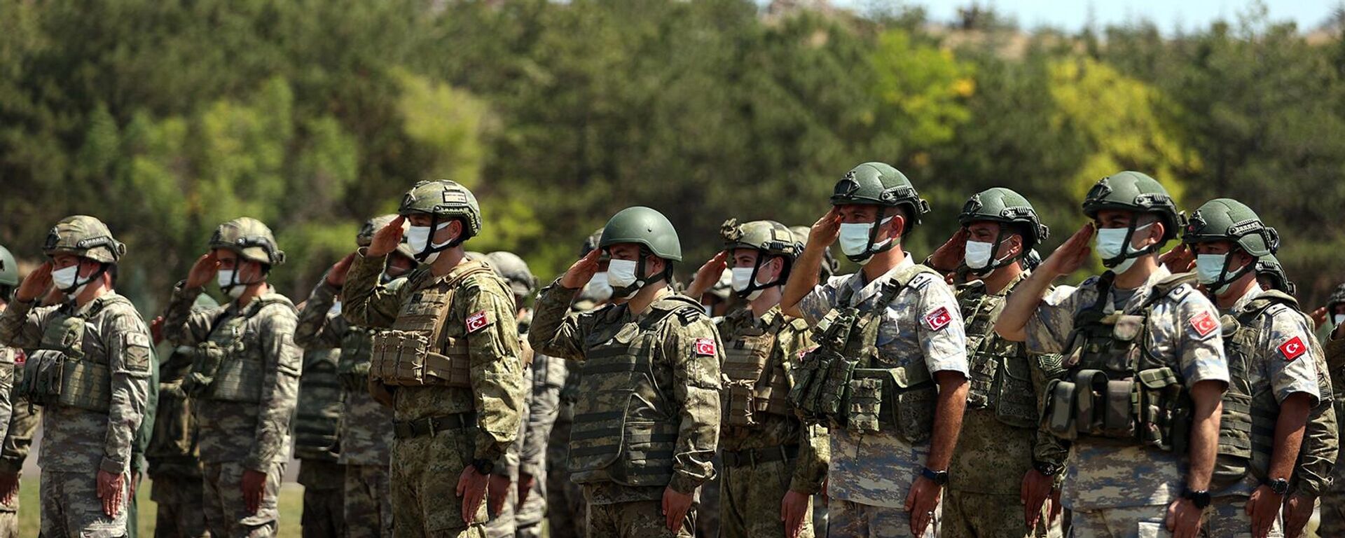 Турецкие солдаты, отдающие честь во время церемонии приветствия персонала турецких вооруженных сил, эвакуированного из столицы Афганистана Кабула (28 августа 2021). Анкара - Sputnik Армения, 1920, 09.06.2022