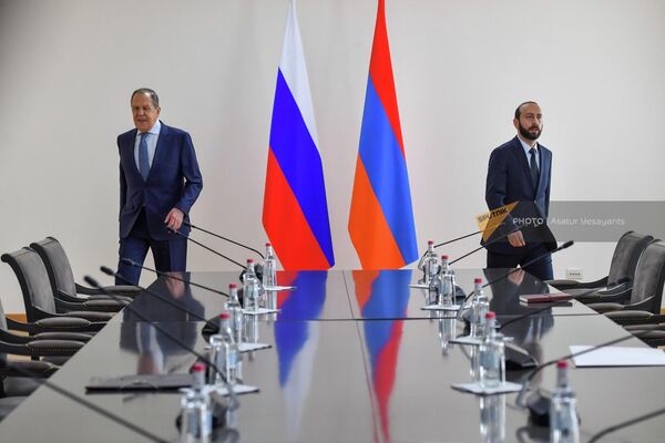 Арарат Мирзоян и Сергей Лавров на встрече в расширенном формате - Sputnik Армения
