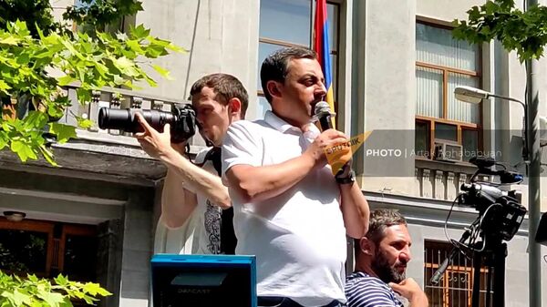 Ишхан Сагателян обращается к сторонникам у генеральной прокуратуры во время шествия к зданию МИД (9 июня 2022). Еревaн - Sputnik Армения