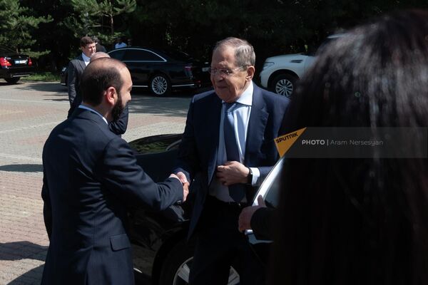 Министр иностранных дел Армении Арарат Мирзоян встречает Сергея Лаврова в мемориальном комплексе Цицернакаберд  - Sputnik Армения