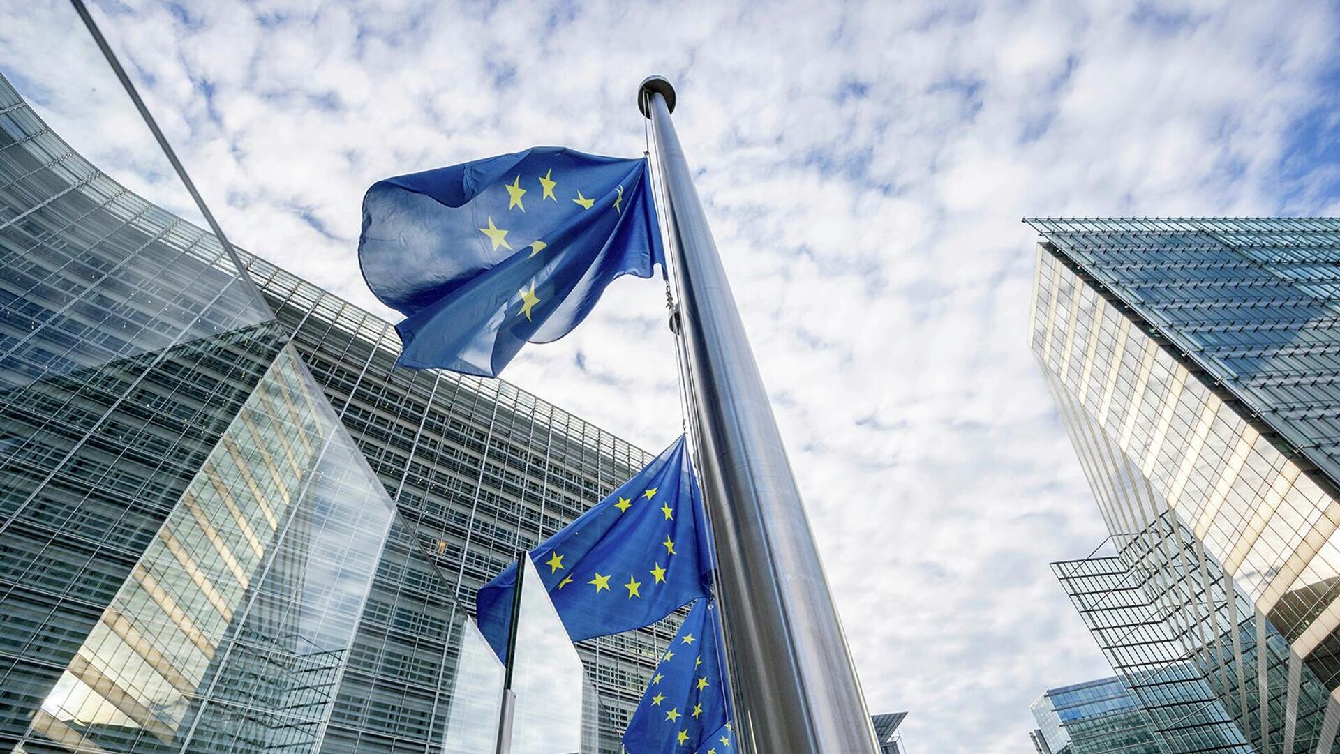 Флаги Европейского Союза развеваются на ветру перед штаб-квартирой ЕС в Брюсселе - Sputnik Армения, 1920, 20.10.2023