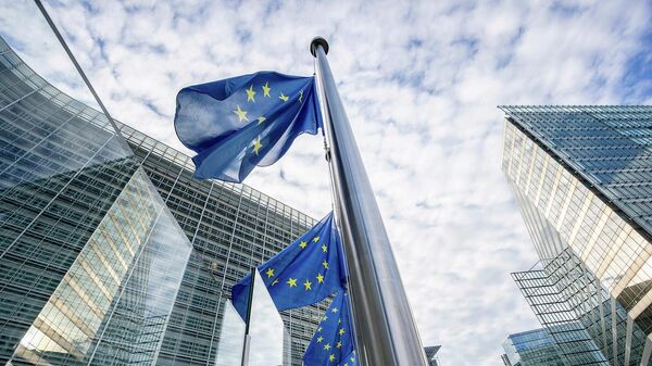Флаги Европейского Союза развеваются на ветру перед штаб-квартирой ЕС в Брюсселе - Sputnik Армения