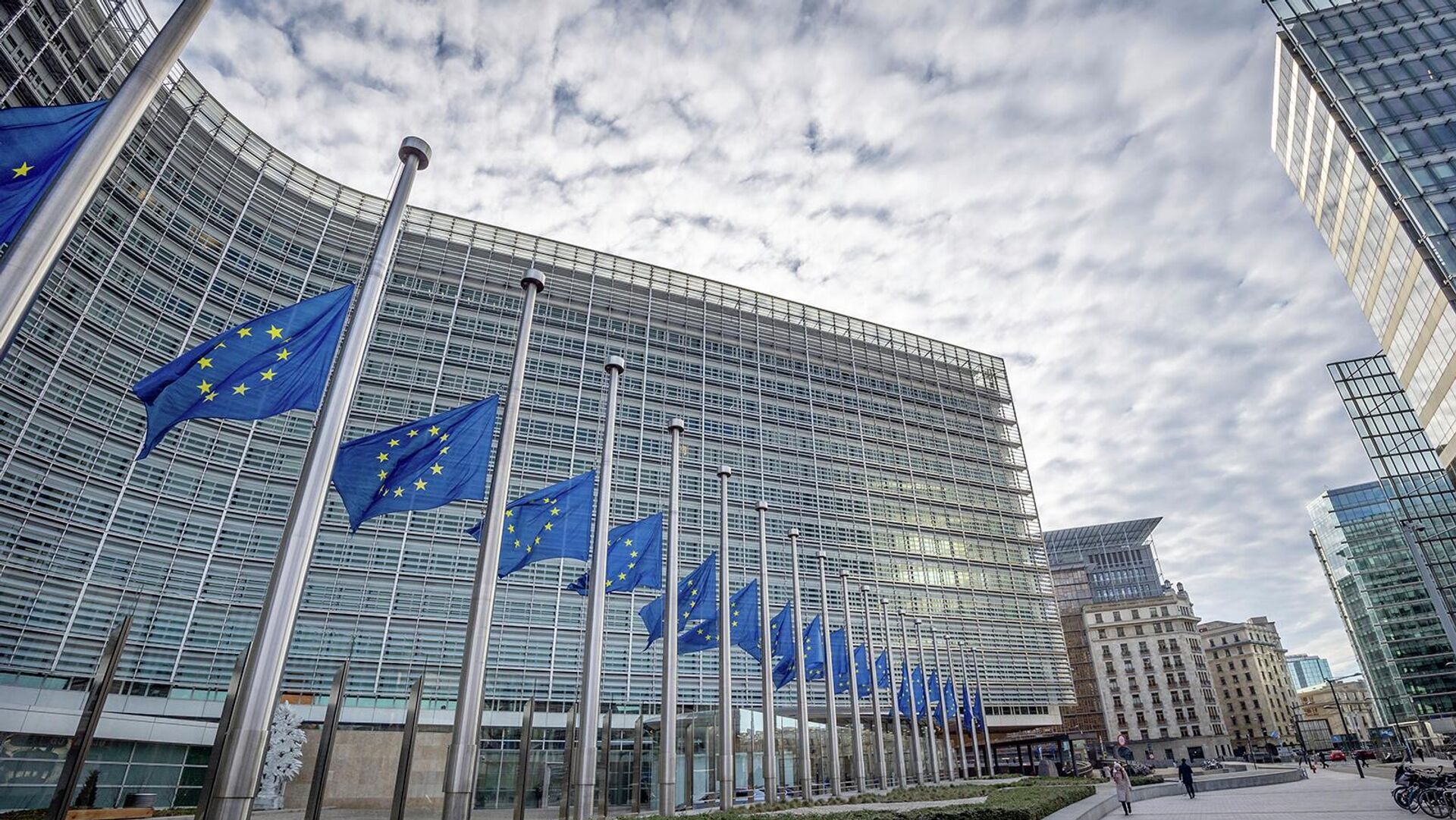 Флаги Европейского Союза развеваются на ветру перед штаб-квартирой ЕС в Брюсселе - Sputnik Армения, 1920, 24.06.2022