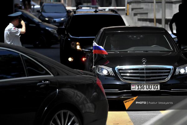 Автомобиль министра иностранных дел России Сергея Лаврова покинул территорию МИД Армении  - Sputnik Армения