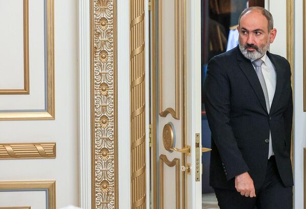 Премьер-министр Никол Пашинян входит в зал для встречи с Сергеем Лавровым  - Sputnik Армения
