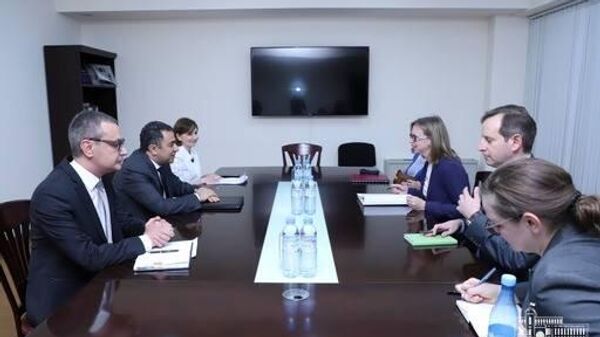 Заместитель госсекретаря Ваге Геворкян принял делегацию во главе с помощником госсекретаря США по вопросам демократии, прав человека и труда Карой Макдональд, находящейся с региональным визитом в Армении (9 июня 2022). Еревaн - Sputnik Армения