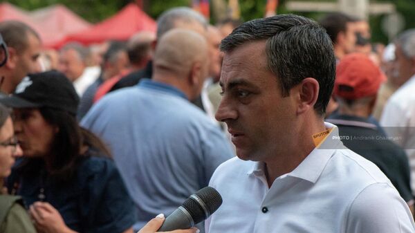 Ишхан Сагателян отвечает на вопросы журналиста во время митинга на площади Франции (9 июня 2022). Еревaн - Sputnik Армения
