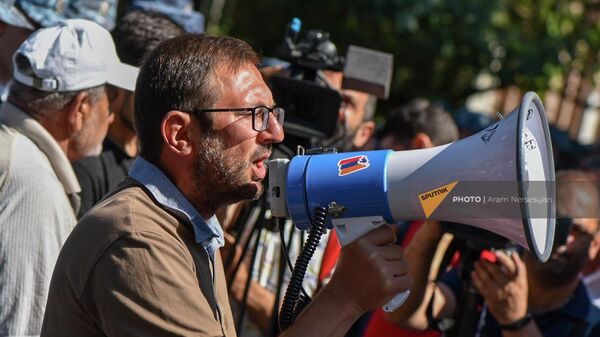 Гегам Манукян выступает перед участниками митинга оппозиции в рамках акции Неповиновения перед резиденцией президента Армении (10 июня 2022). Еревaн - Sputnik Армения