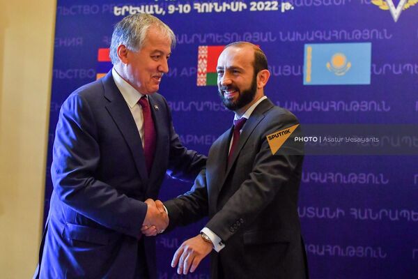Министр иностранных дел Республики Таджикистан Сироджиддин Мухриддин здоровается с Араратом Мирзояном  - Sputnik Армения