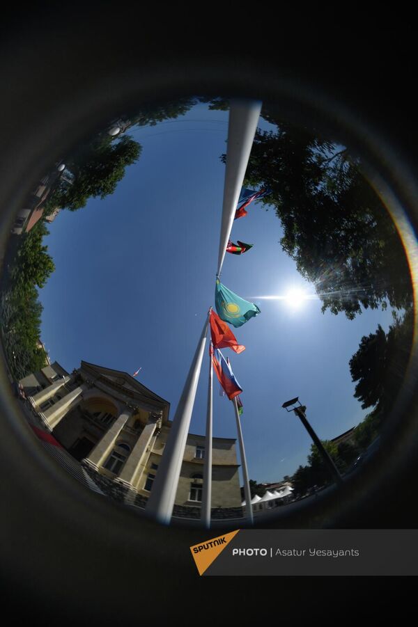 Флаги стран ОДКБ у резиденции президента Армении  - Sputnik Армения