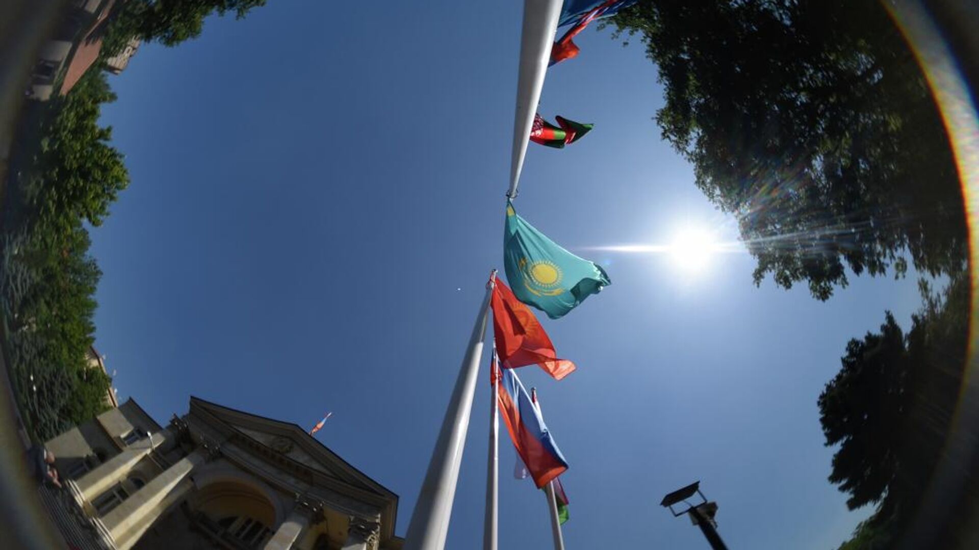 Флаги стран ОДКБ у резиденции президента Армении (10 июня 2022). Еревaн - Sputnik Армения, 1920, 22.05.2023