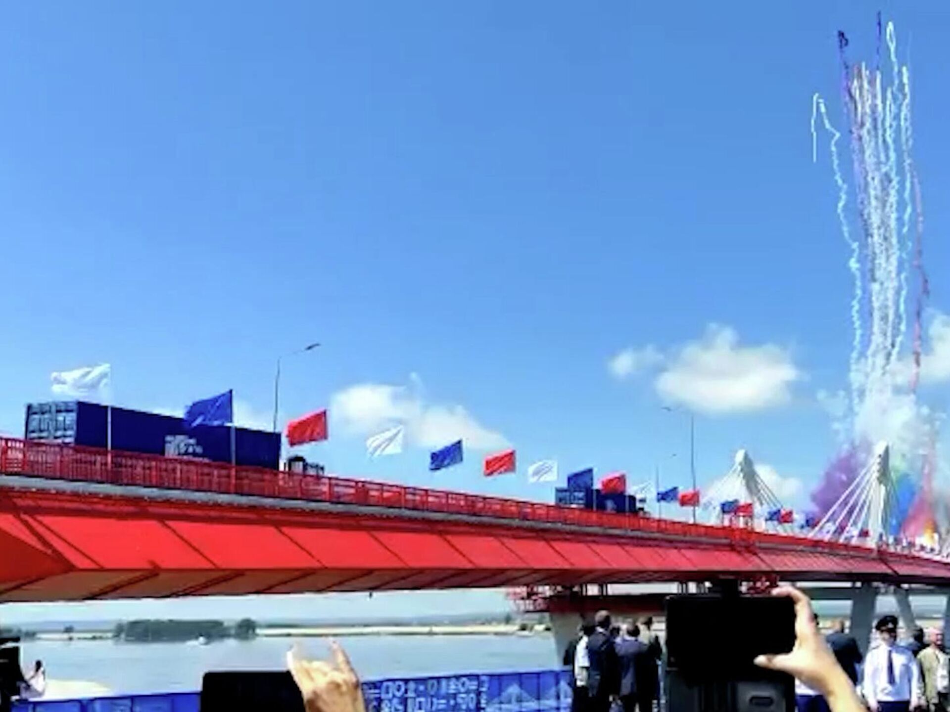 Запуск движения первых. Открытие моста Благовещенск Хэйхэ. Мост Благовещенск Хэйхэ 2022. Автомобильный мост Благовещенск Хэйхэ. Мост через Амур в Китай Благовещенск.