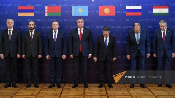 Главы МИД строятся для фотографирования перед заседанием Совета министров иностранных дел стран ОДКБ - Sputnik Армения