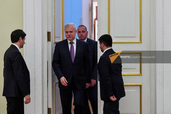 Генсек ОДКБ Станислав Зась входит в зал перед началом заседания Совета министров иностранных дел стран ОДКБ - Sputnik Армения