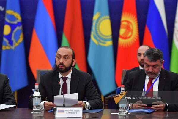 Глава МИД Арарат Мирзоян во время заседания - Sputnik Армения