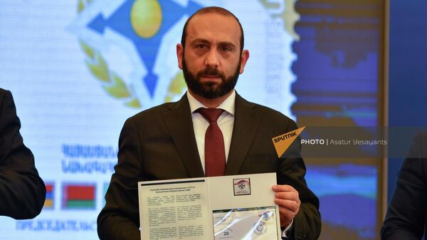 Арарат Мирзоян презентует марку в честь председательства Армении в ОДКБ (10 июня 2022). Еревaн - Sputnik Армения