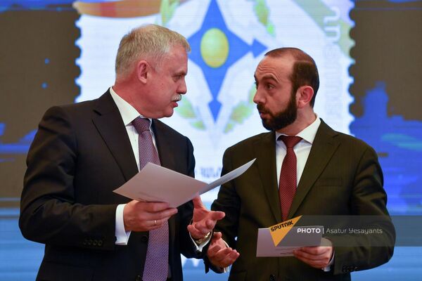 Арарат Мирзоян и Станислав Зась общаются после подписания документов - Sputnik Армения