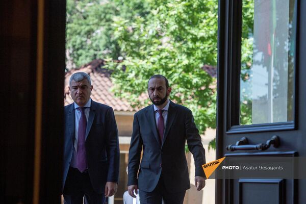 Министр иностранных дел Арарат Мирзоян входит в здание резиденции президента перед заседанием Совета министров иностранных дел стран ОДКБ - Sputnik Армения