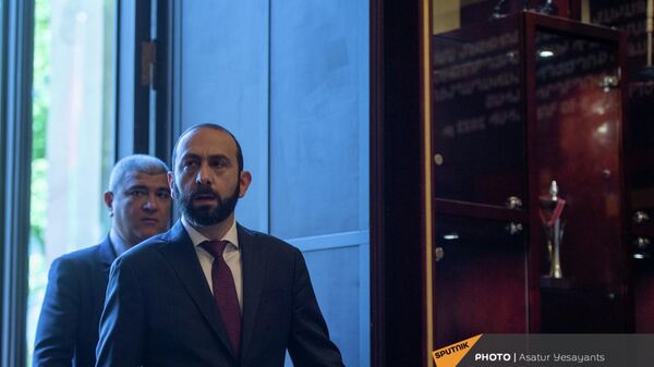 Министр иностранных дел Армении Арарат Мирзоян входит в здание резиденции президента перед заседанием Совета министров иностранных дел стран ОДКБ (10 июня 2022). Еревaн - Sputnik Армения