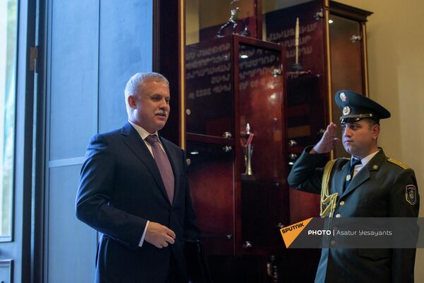 Почетный караул отдает честь генсеку ОДКБ Станиславу Засю - Sputnik Армения