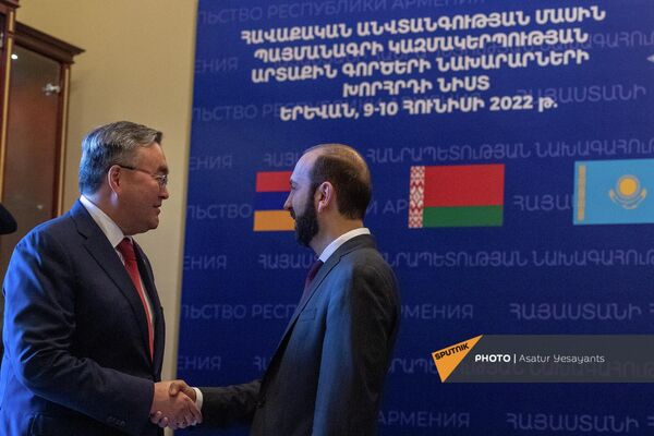 Глава МИД Казахстана Мухтар Тлеуберди здоровается с Араратом Мирзояном - Sputnik Армения
