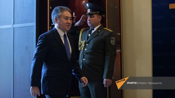 Глава МИД Кыргызстана Жээнбек Кулубаев перед заседанием Совета министров иностранных дел стран ОДКБ (10 июня 2022). Еревaн - Sputnik Армения
