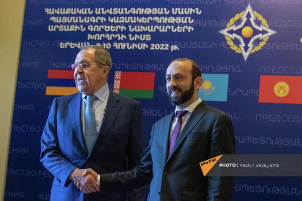 Сергей Лавров обменивается с Араратом Мирзояном крепким рукопожатием - Sputnik Армения
