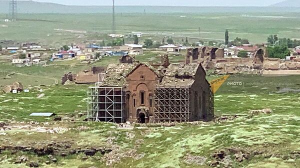 Вид на руины Ани из армянского приграничного села Нор Шен (бывший Харков) - Sputnik Армения