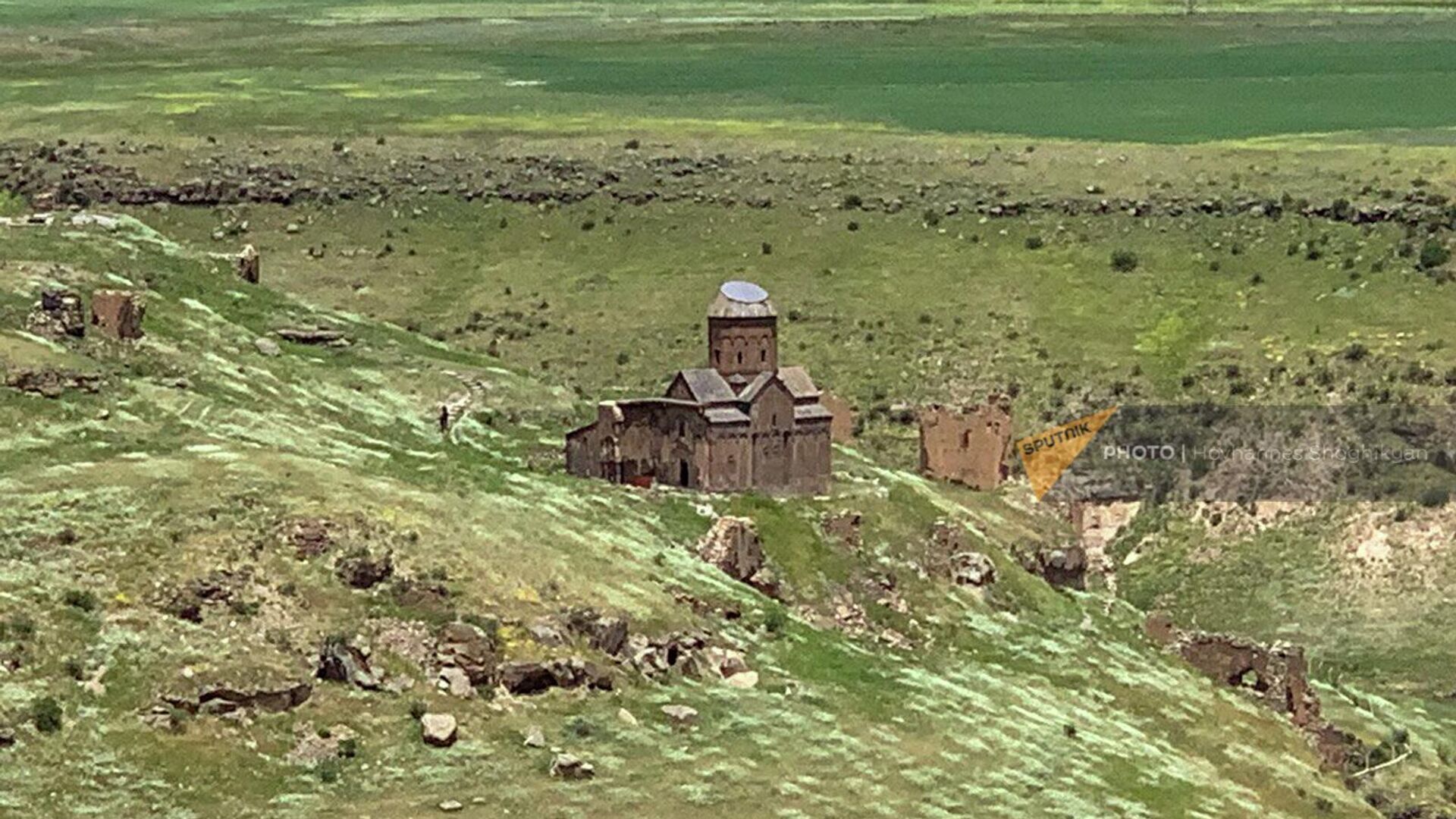Вид на руины Ани из армянского приграничного села Нор Шен (бывший Харков) - Sputnik Армения, 1920, 06.12.2022
