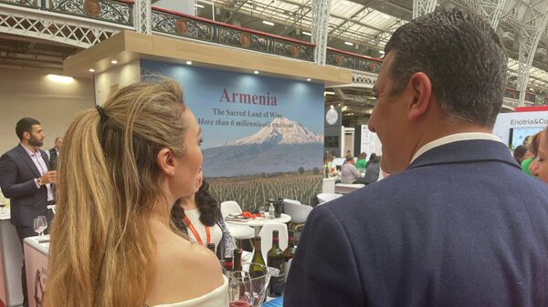 Посол Варужан Нерсесян посетил Армянский павильон на Лондонской винной ярмарке, проходившей с 7 по 9 июня в отеле Olympia London (11 июня 2022). Лондон - Sputnik Армения