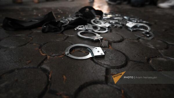 Выброшенные на зеилю наручники и черные повязки во время акции протеста молодежи у здания Генпрокуратуры (11 июня 2022). Еревaн - Sputnik Армения