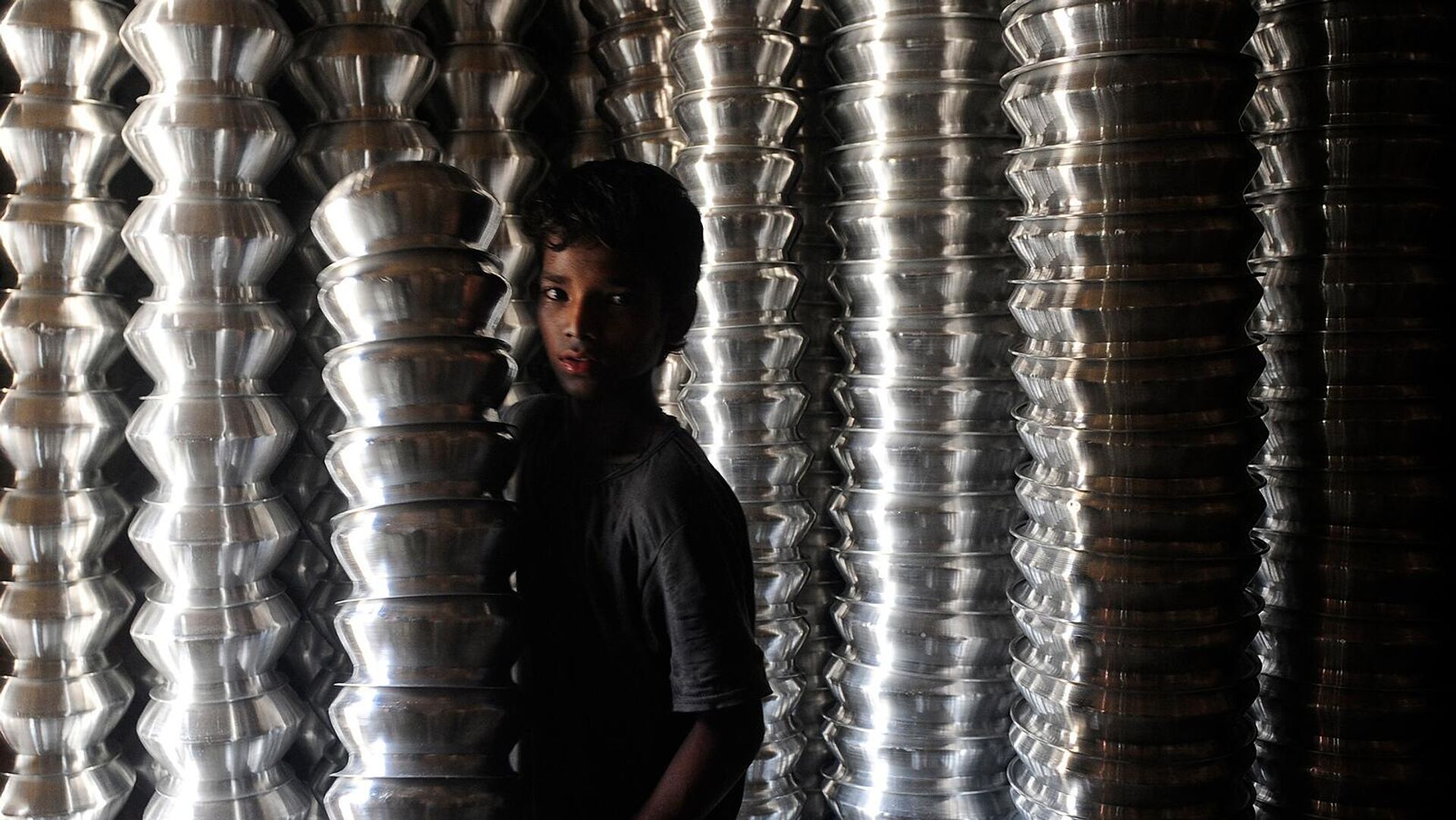 Мальчик из Бангладеш работает на фабрике по производству алюминиевых горшков в Дакке - Sputnik Армения, 1920, 12.06.2022