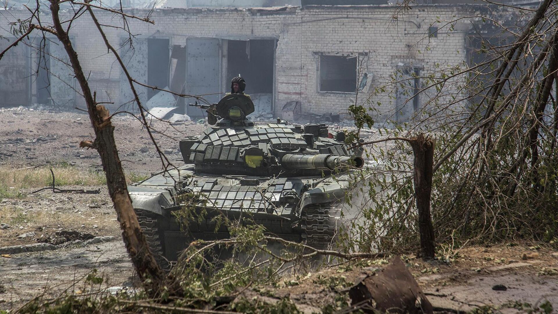 Украинский танк на позиции во время тяжелых боев на линии фронта в Северодонецке (8 июня 2022). Луганская область - Sputnik Армения, 1920, 17.06.2022