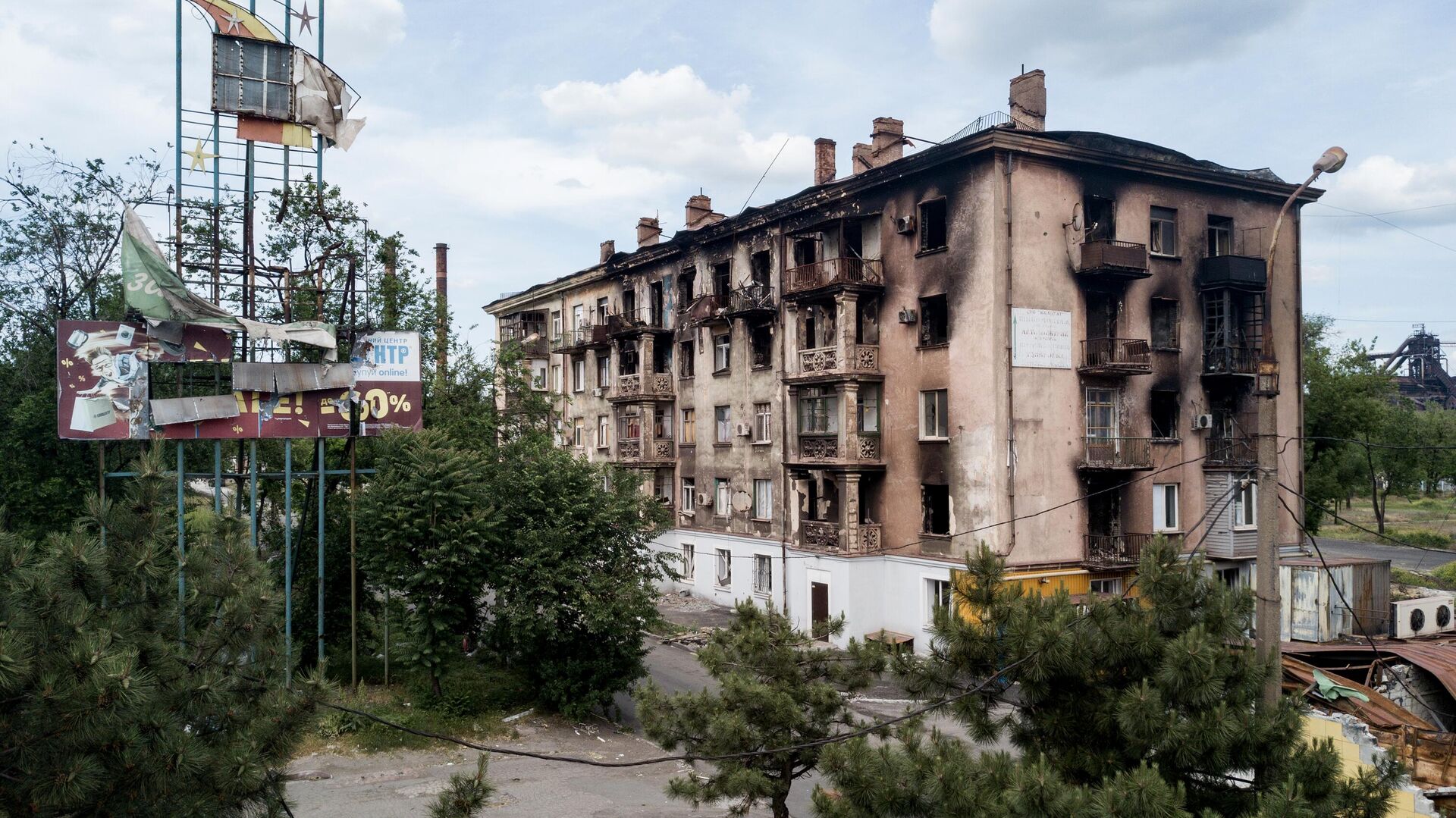 Разрушенный дом на одной из улиц в Мариуполе (6 июня 2022). Украина - Sputnik Армения, 1920, 28.06.2022