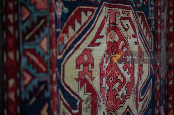 Стилист, народный мастер Сирануш Акопян показывает национальные орнаменты на армянских коврах в Музее народного искусства - Sputnik Армения